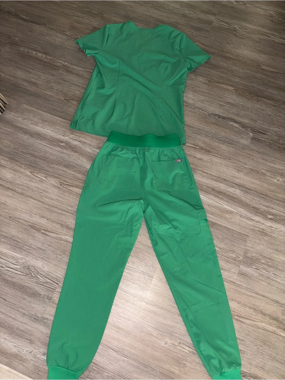 FIGS Safety Green FreeX Scrubs XS- Catarina Top, XS/P Zamora Bottoms